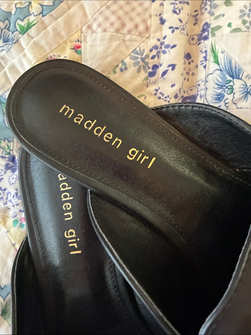 Madden Girl Black Pointed Mule with Gold Chain Accent Sz 8.5 - Picture 3 of 6